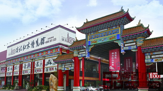 波記家具董事長伍建波對市場前景看好,波記紅木博覽館陳列著上乘的紅木精品 波記家具董事長伍建波對市場前景看好,波記紅木博覽館陳列著上乘的紅木精品