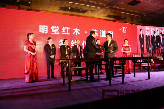 明堂紅木高效開發陳道明品牌代言價值(圖為中國著名表演藝術家陳道明成為明堂紅木代言人) 明堂紅木高效開發陳道明品牌代言價值(圖為中國著名表演藝術家陳道明成為明堂紅木代言人)