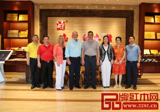 志成紅木董事長李正倫（右四）與美國內華達州前州長JIM GIBBONS等一行人在志成紅木展廳合影留念