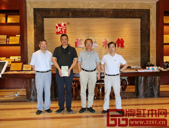 故宮博物院副研究員、明清宮廷家具專家周京南（右二）蒞臨志成紅木參觀指導