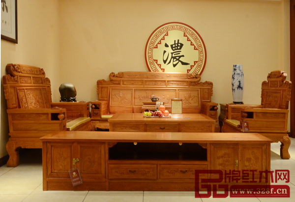 因為有曾祥濃這樣一個28年“老工匠”把關(guān),洪祥軒紅木的緬甸花梨家具無論是選材、工藝都精益求精 因為有曾祥濃這樣一個28年“老工匠”把關(guān),洪祥軒紅木的緬甸花梨家具無論是選材、工藝都精益求精