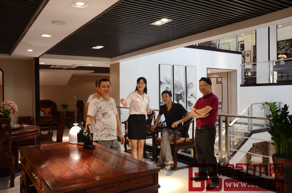 順泰軒紅博城旗艦店試營業當日即吸引眾多客戶進店，董事長劉勝長（右一）陪同客戶選購家具