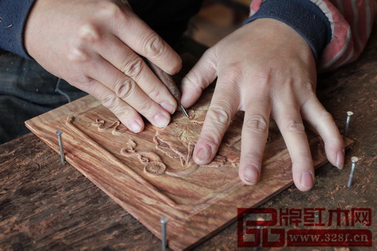 東成紅木堅(jiān)守108道繁雜細(xì)致的工序，至少花半年時(shí)間力求將每一個(gè)家具細(xì)節(jié)都做到極致完美