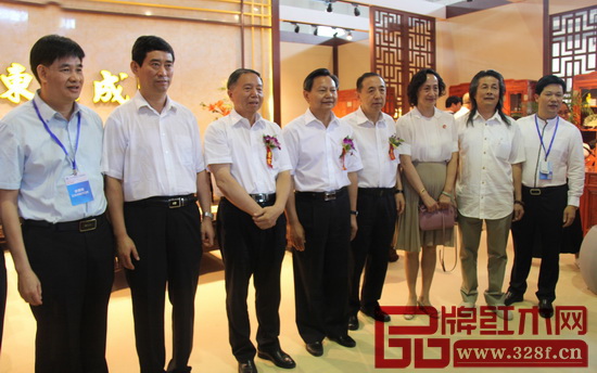 中國輕工業(yè)聯(lián)合會會長張崇和（左四），中國輕工業(yè)聯(lián)合會黨委書記步正發(fā)（左三），全國政協(xié)委員楊志明（右四），中國家具協(xié)會理事長朱長嶺（左二）、秘書長張冰冰（右三），中山市大涌鎮(zhèn)黨委委員謝巧明（左一），臺山伍氏興隆董事長伍炳亮（右二）等領(lǐng)導(dǎo)嘉賓蒞臨東成紅木展館參觀指導(dǎo)，并與東成紅木董事長張錫復(fù)（右一）合影留念