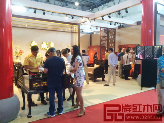 東成紅木展館人氣爆滿，吸引眾多經(jīng)銷商和紅木愛好者