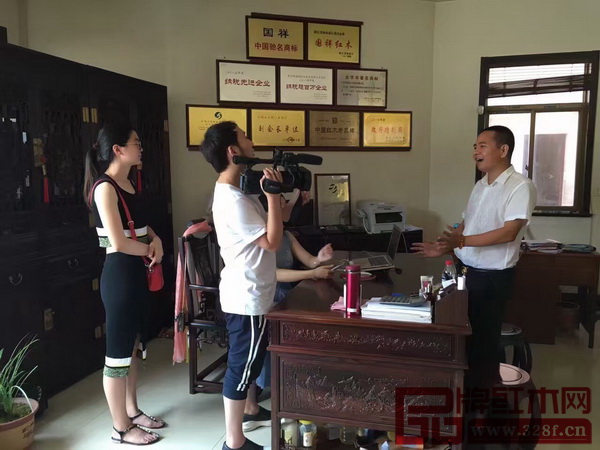 國祥紅木董事長張國強(右一)接受電視臺采訪 國祥紅木董事長張國強(右一)接受電視臺采訪