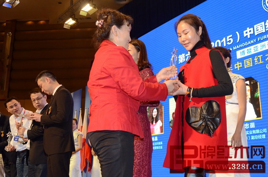 明清家具鑒賞專家馬清竹女士為御乾堂頒獎(jiǎng) 明清家具鑒賞專家馬清竹女士為御乾堂頒獎(jiǎng)
