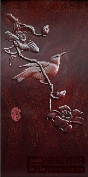 泰和園紅木家具的經(jīng)典之作中,點(diǎn)綴在面板、靠背、柜門(mén)等處的絲翎檀雕,或雕一只垂頸飲水的仙鶴,或成一只靈動(dòng)雀躍的鳥(niǎo)兒,有如點(diǎn)睛之筆,為原本古典厚重的紅木家具添得一絲休閑情雅意與閑逸之趣 泰和園紅木家具的經(jīng)典之作中,點(diǎn)綴在面板、靠背、柜門(mén)等處的絲翎檀雕,或雕一只垂頸飲水的仙鶴,或成一只靈動(dòng)雀躍的鳥(niǎo)兒,有如點(diǎn)睛之筆,為原本古典厚重的紅木家具添得一絲休閑情雅意與閑逸之趣