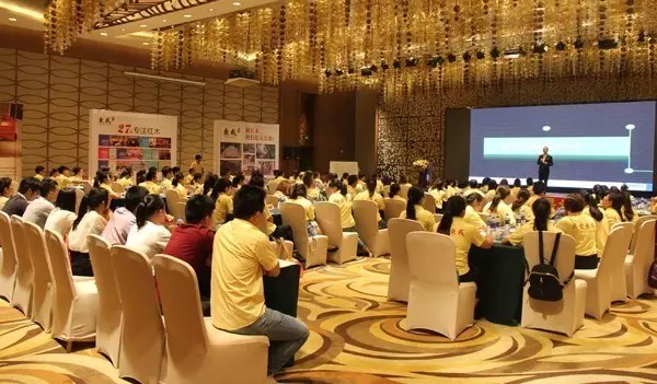 東成紅木全國銷售精英培訓大會特邀講師吳建華為學員們授課 東成紅木全國銷售精英培訓大會特邀講師吳建華為學員們授課