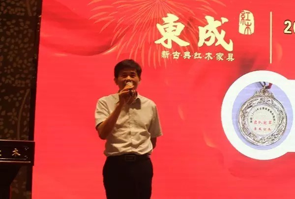 大涌鎮黨委委員謝巧明以“一事專注便是動人,一生堅守便是深邃”激勵東成紅木人 大涌鎮黨委委員謝巧明以“一事專注便是動人,一生堅守便是深邃”激勵東成紅木人