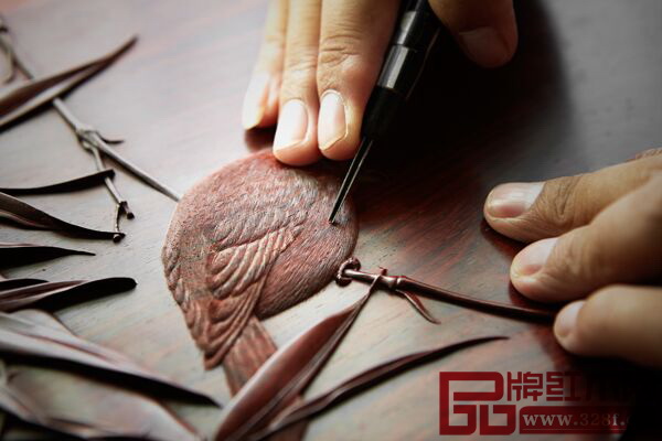 泰和園絲翎檀雕掛屏制作過程十分精細