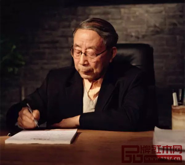 中國紅木家具技術專家、《紅木家具通用技術條件》標準主要起草人曹新民 中國紅木家具技術專家、《紅木家具通用技術條件》標準主要起草人曹新民