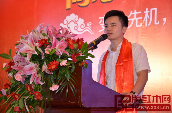 全聯藝術紅木家具專委會執行會長、弘木傳媒CEO林偉華上臺致辭,對博大新的營銷模式表示贊賞和肯定 全聯藝術紅木家具專委會執行會長、弘木傳媒CEO林偉華上臺致辭,對博大新的營銷模式表示贊賞和肯定