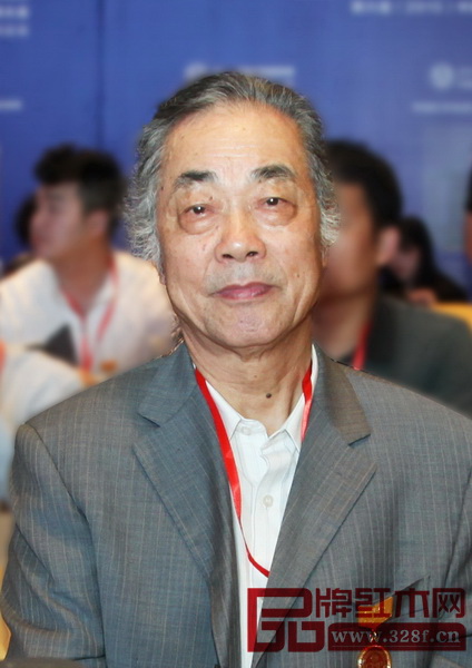 濮安國 原中國明式家具研究所所長、現(xiàn)中國紅木文化研究院院長、著名明式家具學者 當代中國家具要創(chuàng)新,首先要研究明式家具優(yōu)秀的文化傳統(tǒng),懂一點藝術形式美的法則。 濮安國 原中國明式家具研究所所長、現(xiàn)中國紅木文化研究院院長、著名明式家具學者 當代中國家具要創(chuàng)新,首先要研究明式家具優(yōu)秀的文化傳統(tǒng),懂一點藝術形式美的法則。