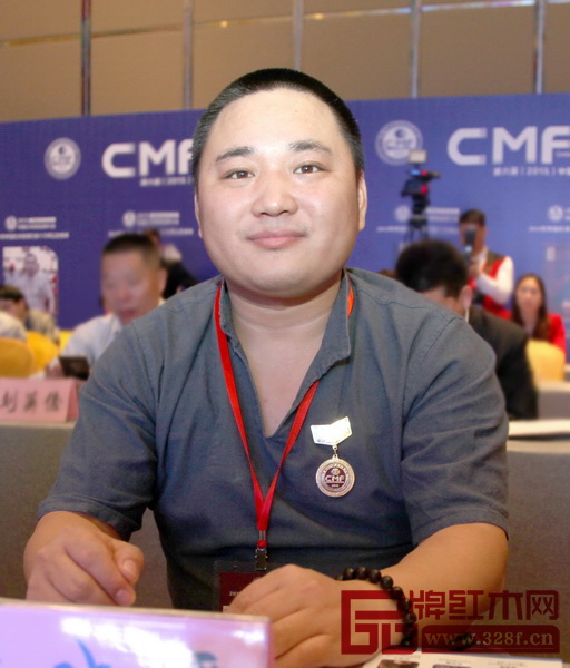 牛曉霆 東北林業(yè)大學明清家具研究所所長、東北林業(yè)大學研究生導師 明式家具要創(chuàng)新首先要尊重和認識傳統(tǒng)明式家具的文化和審美，知其然知其所以然。