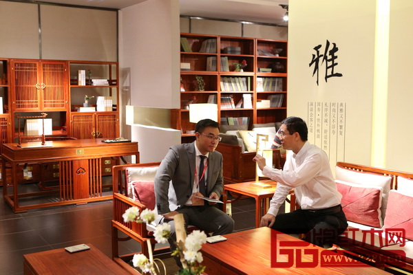 廣東省家具協會會長王克(右)與國壽紅木副董事長陳淦凡(左)交流行業信息 廣東省家具協會會長王克(右)與國壽紅木副董事長陳淦凡(左)交流行業信息