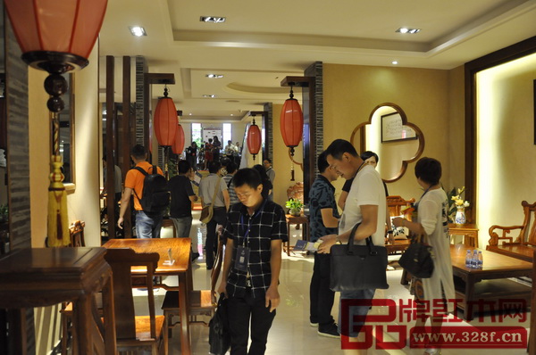 經(jīng)銷商們正在選購讓利產(chǎn)品 經(jīng)銷商們正在選購讓利產(chǎn)品