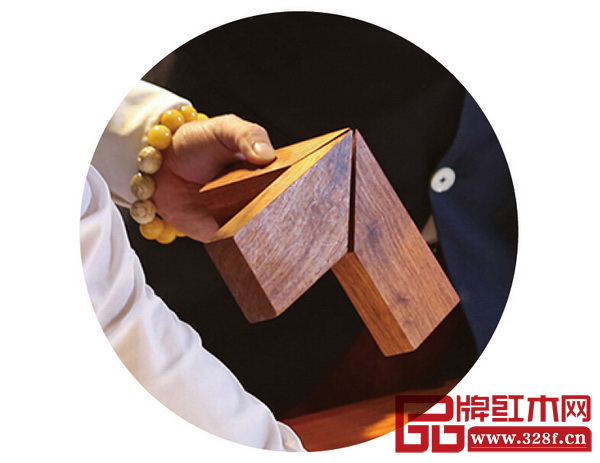 “粽角榫”也叫三角齊尖，它的特點是每個角都以三根方材格角結(jié)合在一起