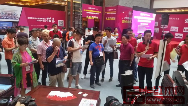 專家學者以及來自全國各地的經銷商一同為順泰軒·吉象門第《吉祥沙發》進行打分 專家學者以及來自全國各地的經銷商一同為順泰軒·吉象門第《吉祥沙發》進行打分