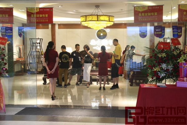 集古韻今紅博城“全屋定制”概念店開業首日人氣火爆，引得眾多客戶駐足參觀