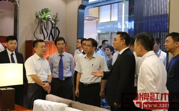 東莞市委副書記、市人民政府市長梁維東(中),厚街鎮委書記萬卓培(左二),東莞名家具俱樂部理事長林炳輝(左三)在國壽紅木副董事長陳淦凡的介紹下詳細了解此次家具展招商情況 東莞市委副書記、市人民政府市長梁維東(中),厚街鎮委書記萬卓培(左二),東莞名家具俱樂部理事長林炳輝(左三)在國壽紅木副董事長陳淦凡的介紹下詳細了解此次家具展招商情況