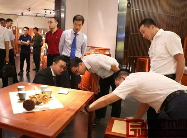 國壽紅木的用材、設計細節始終領先于行業標準,得到現場來賓的一致好評 國壽紅木的用材、設計細節始終領先于行業標準,得到現場來賓的一致好評