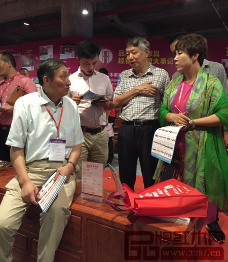 全國工商聯執委、全聯民間文物藝術品商會會長宋建文（右二），原故宮博物院文保科技部主任、古典紅木家具專家曹靜樓（左一），全聯藝術紅木家具專委會執行會長、弘木傳媒CEO林偉華（左二）與經銷商共同為林木軒參評作品打分