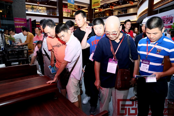 中國(guó)高等家具設(shè)計(jì)專業(yè)創(chuàng)始人、中南林業(yè)科技大學(xué)博士生導(dǎo)師胡景初，優(yōu)秀經(jīng)銷商代表、香河年年紅董事長(zhǎng)柔關(guān)平（右四）等專家和經(jīng)銷商為波記家具《小葉紫檀·素板羅漢床》評(píng)分