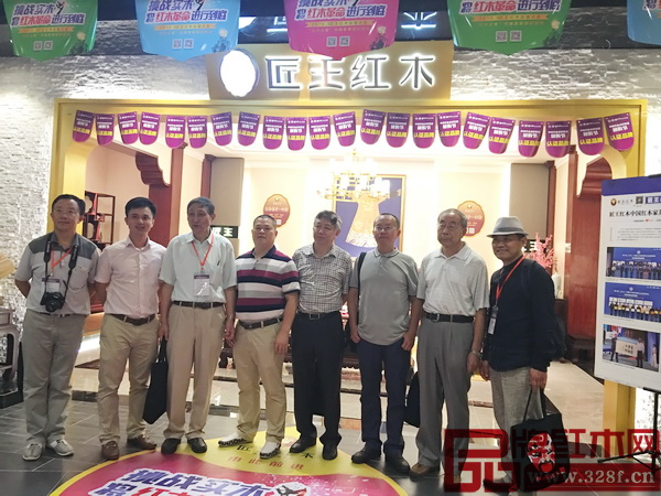 匠王紅木董事長李茂先(左四)與全聯民間文物藝術品商會會長宋建文(右四),原故宮博物院文保科技部主任曹靜樓(左三),《紅木家具通用技術條件》標準主要起草人之一曹新民(右二),故宮博物院副研究員周京南(右三),華南農業大學教授李凱夫(左一),家具行業資深媒體人王周(右一),全聯藝術紅木家具專委會執行會長林偉華(左二)一行在匠王紅木展廳留影 匠王紅木董事長李茂先(左四)與全聯民間文物藝術品商會會長宋建文(右四),原故宮博物院文保科技部主任曹靜樓(左三),《紅木家具通用技術條件》標準主要起草人之一曹新民(右二),故宮博物院副研究員周京南(右三),華南農業大學教授李凱夫(左一),家具行業資深媒體人王周(右一),全聯藝術紅木家具專委會執行會長林偉華(左二)一行在匠王紅木展廳留影