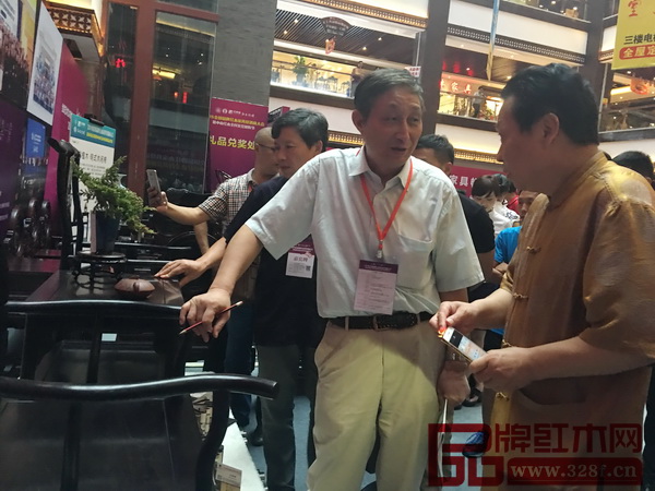 原故宮博物院文保科技部主任、古典紅木家具專家曹靜樓都表示,這些年來沒有一個企業能把齊白石繪畫融在家具里,紅寶軒做得非常有創意 原故宮博物院文保科技部主任、古典紅木家具專家曹靜樓都表示,這些年來沒有一個企業能把齊白石繪畫融在家具里,紅寶軒做得非常有創意