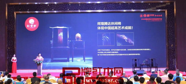 輝煌騰達休閑椅將齊白石國畫中活靈活現、躍躍欲試的蝗蟲雕刻在椅子的靠背板上,并在搭腦上用立體雕手法雕刻螭虎,整個椅子將明式家具的雅趣與齊白石國畫中的生活之趣表現得淋漓盡致 輝煌騰達休閑椅將齊白石國畫中活靈活現、躍躍欲試的蝗蟲雕刻在椅子的靠背板上,并在搭腦上用立體雕手法雕刻螭虎,整個椅子將明式家具的雅趣與齊白石國畫中的生活之趣表現得淋漓盡致