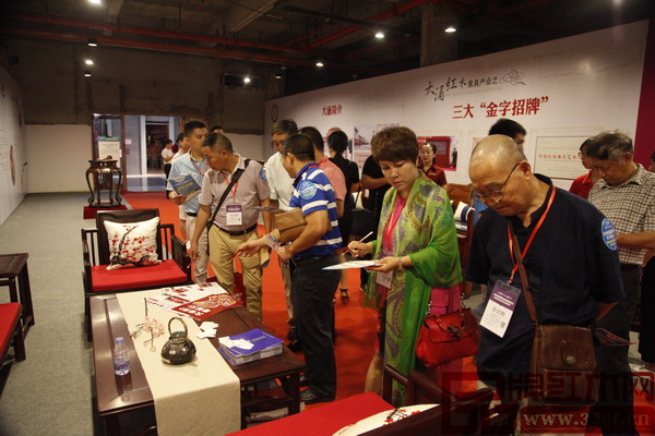 中國高等家具設計專業(yè)創(chuàng)始人、中南林業(yè)科技大學博士生導師胡景初（右一）等行業(yè)專家與經(jīng)銷商共同為博大家具《雅集東方·墨梅沙發(fā)》評分
