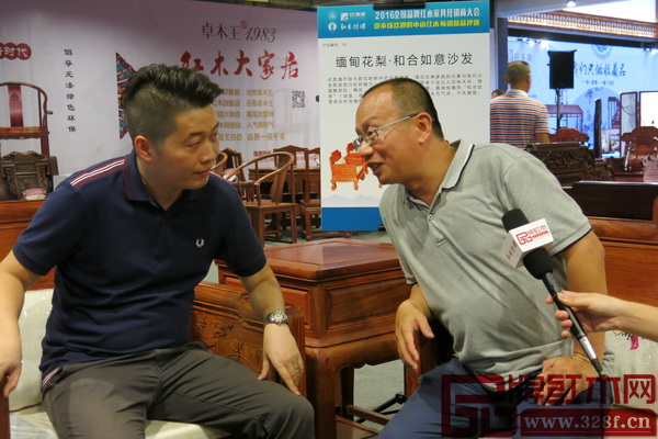 故宮博物院副研究員、明清宮廷家具專家周京南(右)就沙發的整體造型與大匯堂董事胡春騰(左)作深入交流 故宮博物院副研究員、明清宮廷家具專家周京南(右)就沙發的整體造型與大匯堂董事胡春騰(左)作深入交流