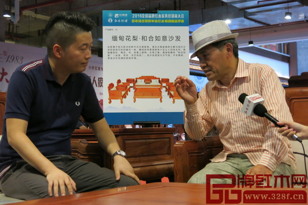 家具行業資深媒體人王周（右）與大匯堂董事胡春騰（左）探討此款沙發創新設計細節