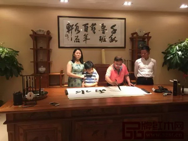 水雨軒總經理廖升中(右一)與劉斯奮(右二)合影 水雨軒總經理廖升中(右一)與劉斯奮(右二)合影