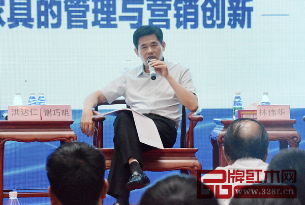 原中山市大涌鎮(zhèn)黨委委員、中山市紅木古典家具學(xué)會名譽理事長謝巧明 原中山市大涌鎮(zhèn)黨委委員、中山市紅木古典家具學(xué)會名譽理事長謝巧明