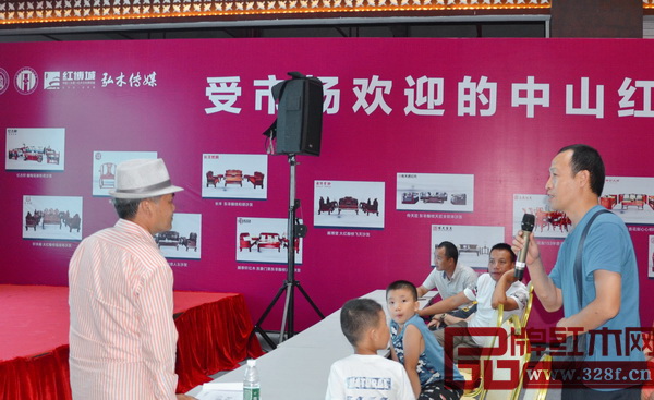 現(xiàn)場消費者針對講座內(nèi)容向王周提問 現(xiàn)場消費者針對講座內(nèi)容向王周提問