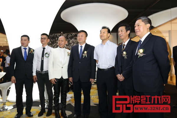 出席本次展會的相關領導參觀展會現場 出席本次展會的相關領導參觀展會現場