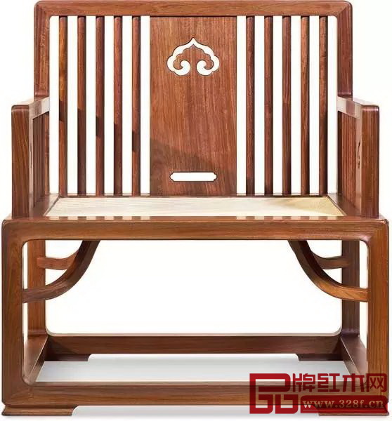 直欞在傳統明式家具中主要用于椅類和柜類(圖為世外桃源單人沙發,也裝飾了如意云紋) 直欞在傳統明式家具中主要用于椅類和柜類(圖為世外桃源單人沙發,也裝飾了如意云紋)