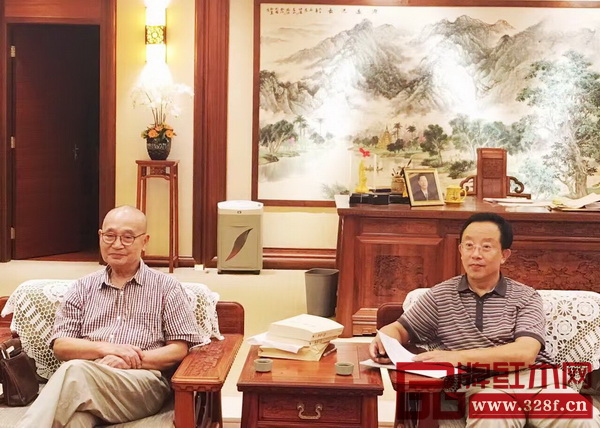 中國高等家具設(shè)計(jì)專業(yè)創(chuàng)始人、中南林業(yè)科技大學(xué)博士生導(dǎo)師胡景初(左)表示,傳統(tǒng)不是一成不變的,紅木行業(yè)的認(rèn)識也應(yīng)該與時(shí)俱進(jìn);而華南農(nóng)業(yè)大學(xué)教授、博士生導(dǎo)師李凱夫(右)希望新明式可以成為傳世之作 中國高等家具設(shè)計(jì)專業(yè)創(chuàng)始人、中南林業(yè)科技大學(xué)博士生導(dǎo)師胡景初(左)表示,傳統(tǒng)不是一成不變的,紅木行業(yè)的認(rèn)識也應(yīng)該與時(shí)俱進(jìn);而華南農(nóng)業(yè)大學(xué)教授、博士生導(dǎo)師李凱夫(右)希望新明式可以成為傳世之作