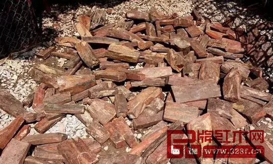 越南木材市場內(nèi)堆積的大量珍貴木材 越南木材市場內(nèi)堆積的大量珍貴木材