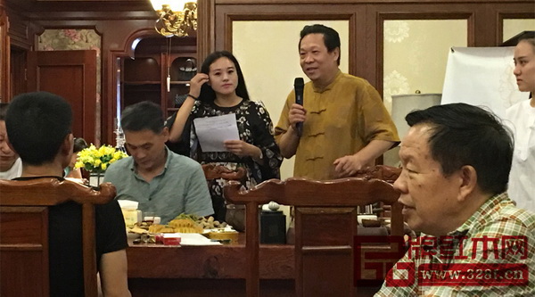 紅寶軒董事長曹兆庭現場介紹眾籌規則和優惠政策 