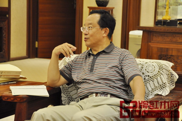 全聯藝術紅木家具專委會專家顧問、華南農業大學博士生導師李凱夫認為,紅木行業應該提出新的發展思路 全聯藝術紅木家具專委會專家顧問、華南農業大學博士生導師李凱夫認為,紅木行業應該提出新的發展思路