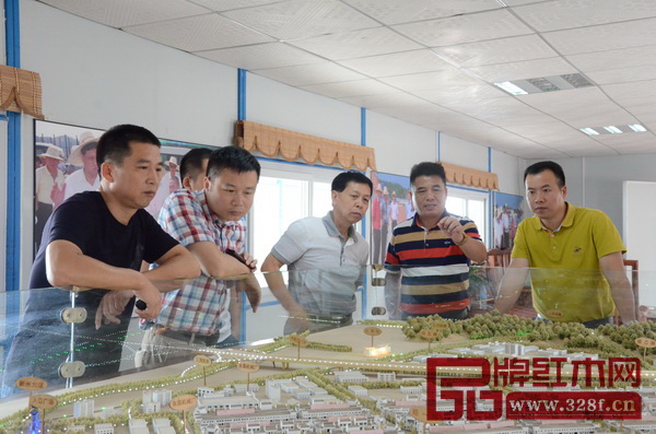 考察團在新興縣紅木家具產業園建設指揮部參觀指導 考察團在新興縣紅木家具產業園建設指揮部參觀指導