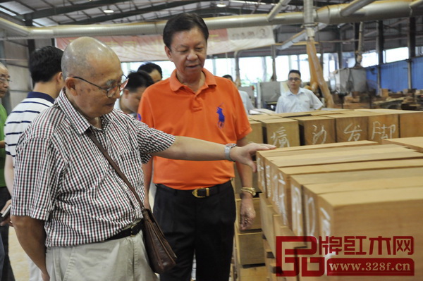 討論結(jié)束后,胡景初教授還參觀走訪了國(guó)壽紅木的工廠 討論結(jié)束后,胡景初教授還參觀走訪了國(guó)壽紅木的工廠