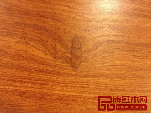 緬花家具也以其物美價廉的優(yōu)勢挺入紅木市場,與白酸枝并稱“兩匹黑馬” 緬花家具也以其物美價廉的優(yōu)勢挺入紅木市場,與白酸枝并稱“兩匹黑馬”