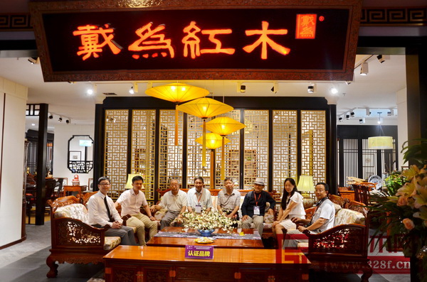 全國(guó)工商聯(lián)執(zhí)委、全聯(lián)民間文物藝術(shù)品商會(huì)會(huì)長(zhǎng)宋建文(右四),原故宮博物院文保科技部主任、古典紅木家具專家曹靜樓(左四),《紅木家具通用技術(shù)條件》標(biāo)準(zhǔn)主要起草人之一曹新民(左三),華南農(nóng)業(yè)大學(xué)教授李凱夫(右一),家具行業(yè)資深媒體人王周(右三),在全聯(lián)藝術(shù)紅木家具專委會(huì)執(zhí)行會(huì)長(zhǎng)林偉華(左二)的陪同下,蒞臨戴為紅木紅博城店參觀 全國(guó)工商聯(lián)執(zhí)委、全聯(lián)民間文物藝術(shù)品商會(huì)會(huì)長(zhǎng)宋建文(右四),原故宮博物院文保科技部主任、古典紅木家具專家曹靜樓(左四),《紅木家具通用技術(shù)條件》標(biāo)準(zhǔn)主要起草人之一曹新民(左三),華南農(nóng)業(yè)大學(xué)教授李凱夫(右一),家具行業(yè)資深媒體人王周(右三),在全聯(lián)藝術(shù)紅木家具專委會(huì)執(zhí)行會(huì)長(zhǎng)林偉華(左二)的陪同下,蒞臨戴為紅木紅博城店參觀