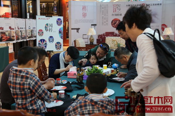 參與戴為紅木主題活動(dòng)的顧客與小孩通力合作,享受一段永恒的幸福時(shí)光 參與戴為紅木主題活動(dòng)的顧客與小孩通力合作,享受一段永恒的幸福時(shí)光