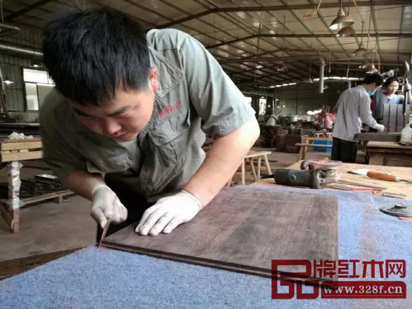 每一個設(shè)計，每一次雕刻都凝聚了工匠們的寶貴心血