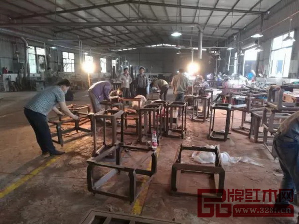 為了保證良好的品質(zhì),工匠們在不同崗位上傾盡努力 為了保證良好的品質(zhì),工匠們在不同崗位上傾盡努力